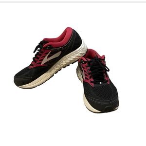 Brooks Addiction 13 Black and Pink Women’s Running Shoes Size 10
